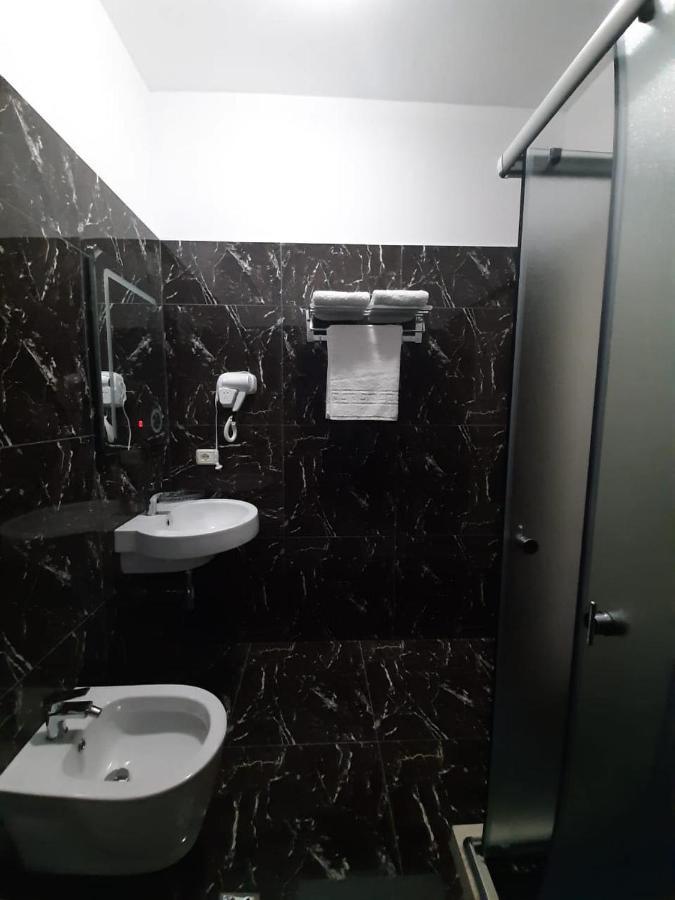 Hotel Vila Arbri Berat Exteriör bild