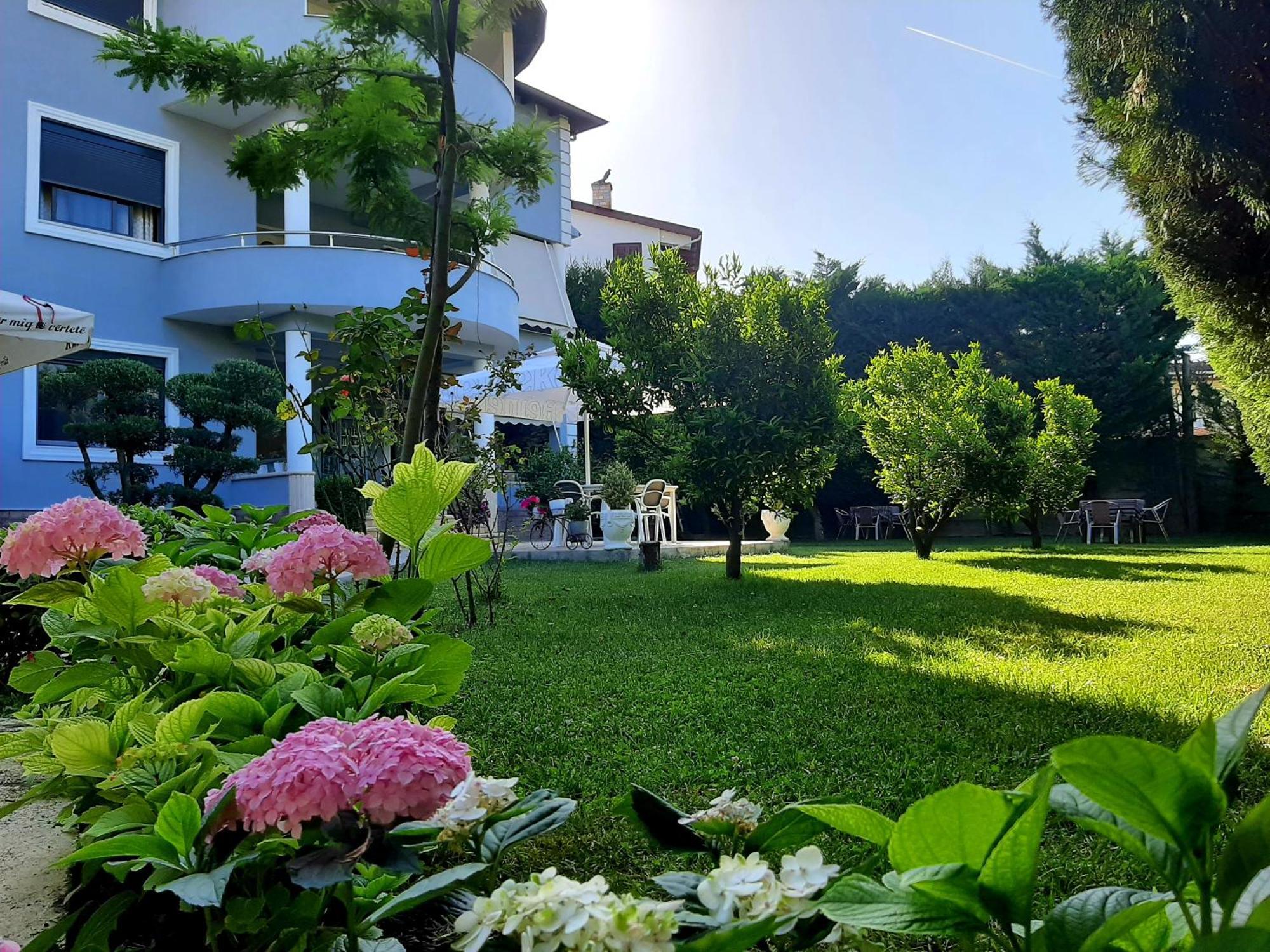 Hotel Vila Arbri Berat Exteriör bild