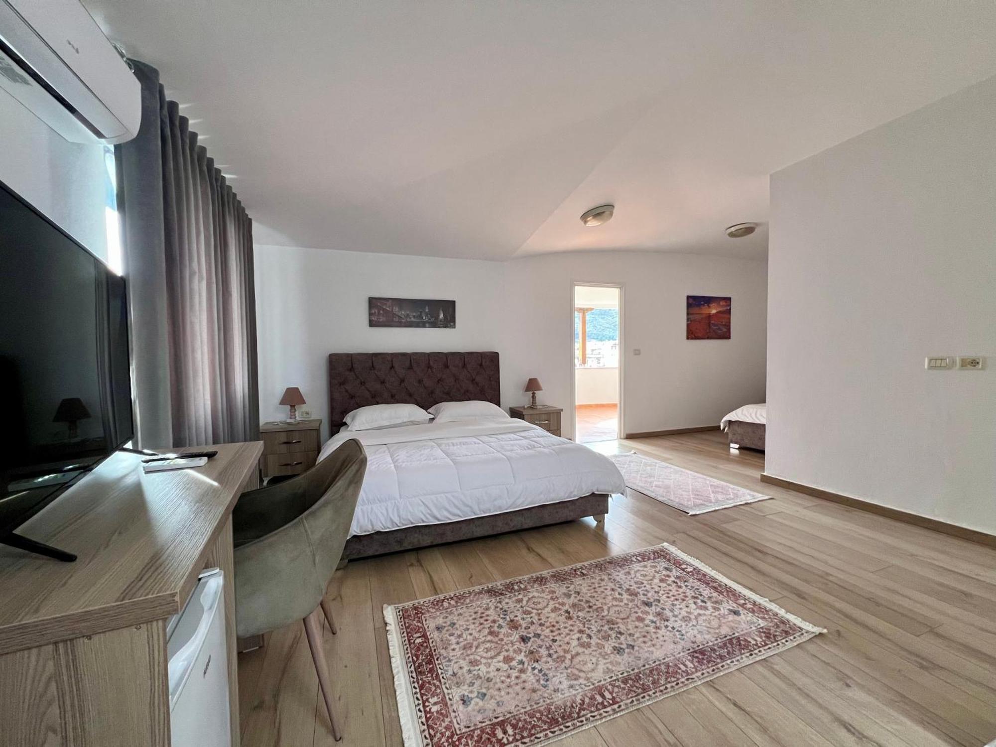 Hotel Vila Arbri Berat Exteriör bild