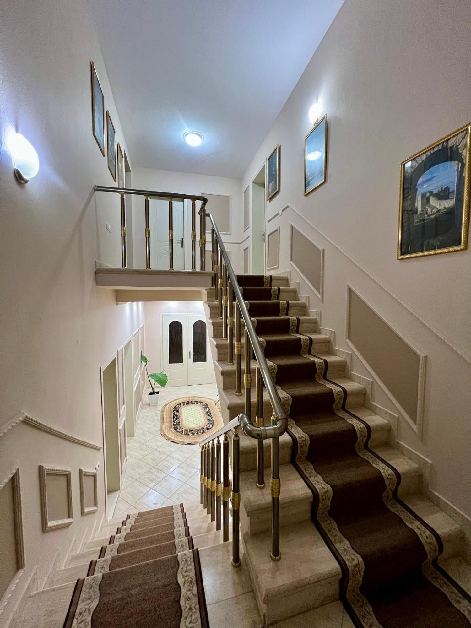 Hotel Vila Arbri Berat Exteriör bild