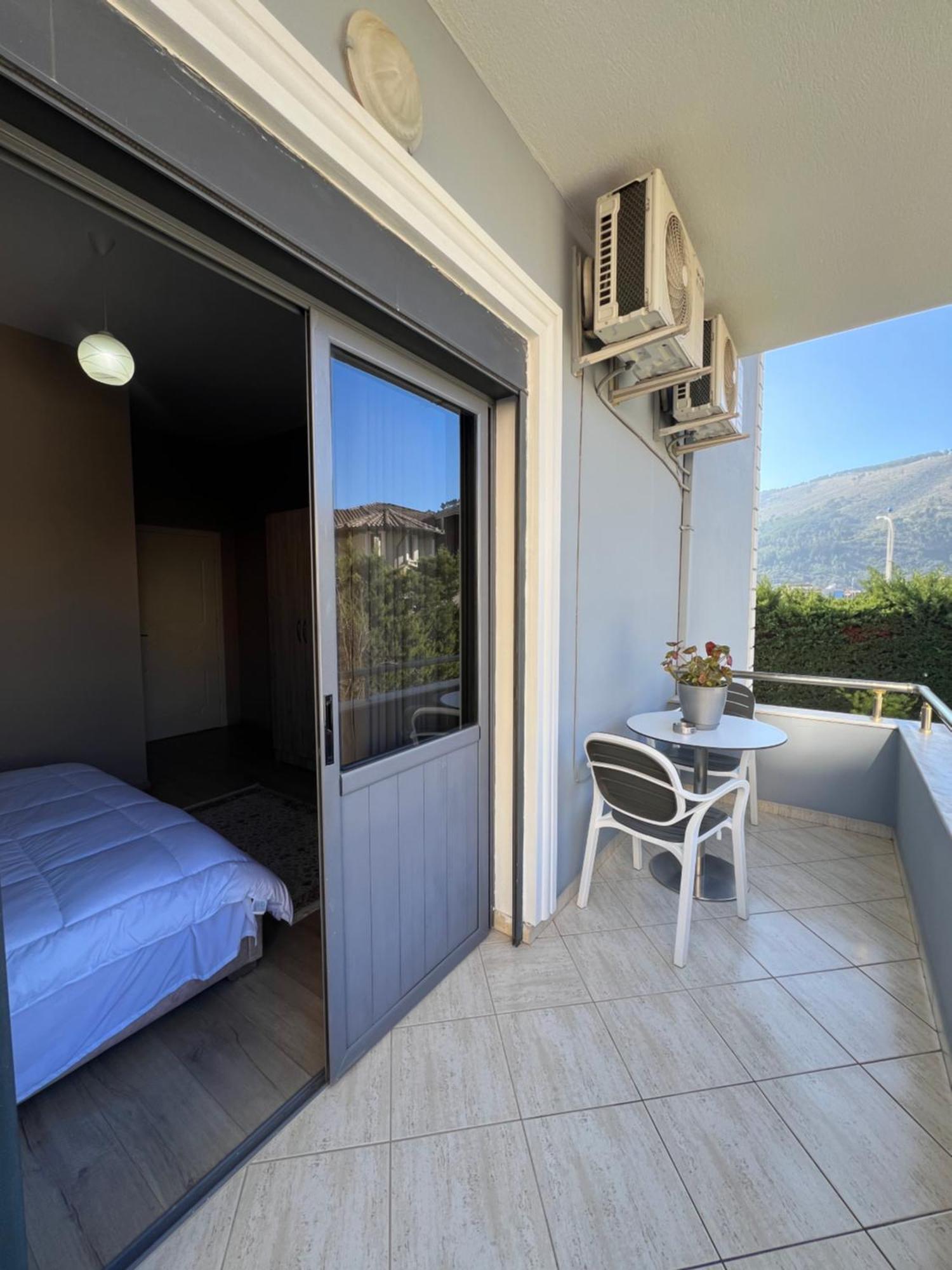 Hotel Vila Arbri Berat Exteriör bild